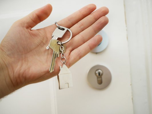 home keys in someones hand